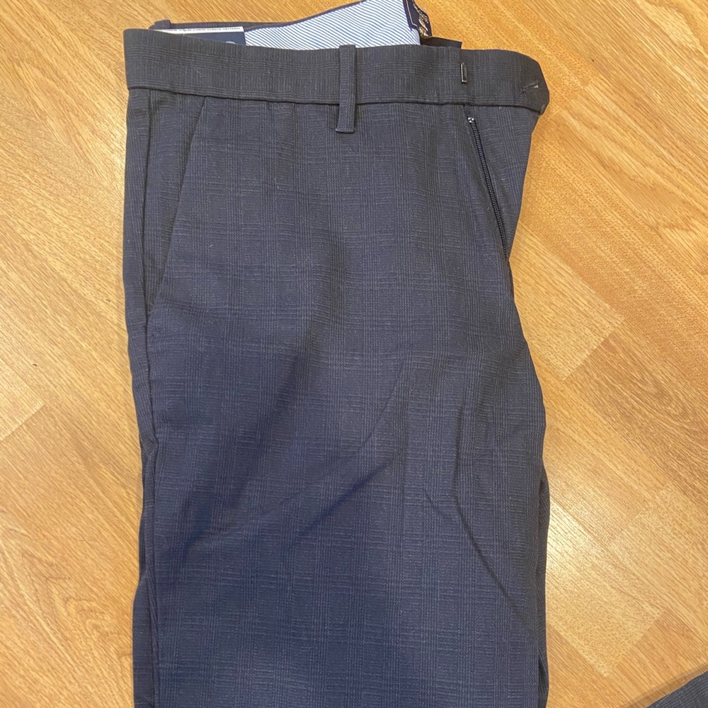 GAP BNWT men’s The Tailored Khakis size 33x30 in navy